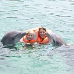 Gustav og Hedvig med delfiner